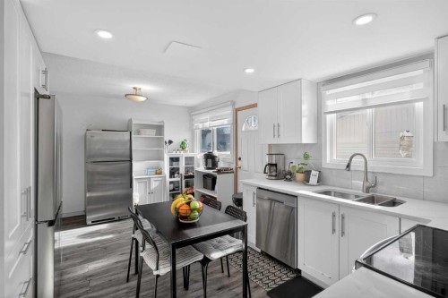 247 Templewood Road Ne, Calgary, AB - Indoor Photo Showing Kitchen With Double Sink With Upgraded Kitchen