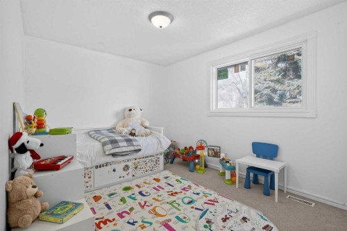 247 Templewood Road Ne, Calgary, AB - Indoor Photo Showing Bedroom
