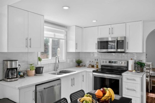 247 Templewood Road Ne, Calgary, AB - Indoor Photo Showing Kitchen With Double Sink With Upgraded Kitchen