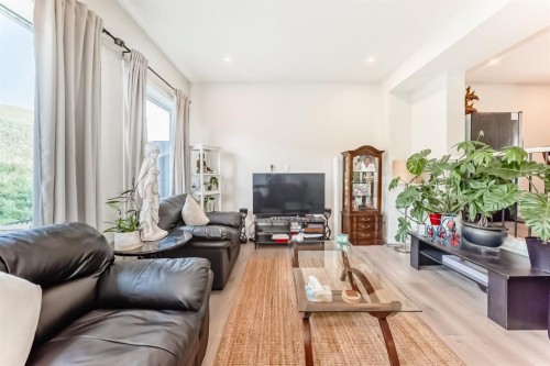 206 Cranbrook Square Se, Calgary, AB - Indoor Photo Showing Living Room