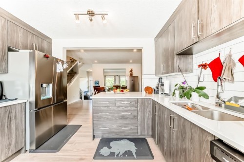206 Cranbrook Square Se, Calgary, AB - Indoor Photo Showing Kitchen With Double Sink With Upgraded Kitchen