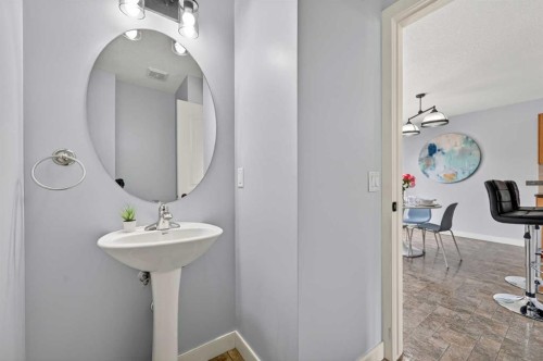 150 Everridge Common Sw, Calgary, AB - Indoor Photo Showing Bathroom