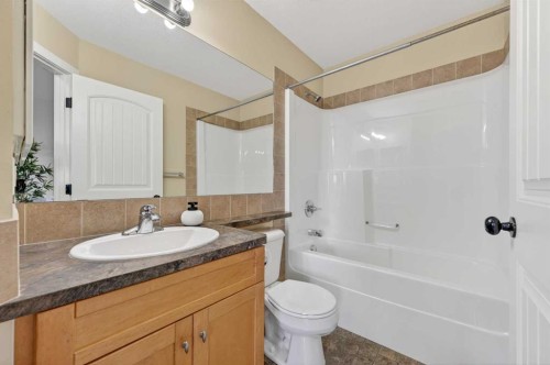 150 Everridge Common Sw, Calgary, AB - Indoor Photo Showing Bathroom