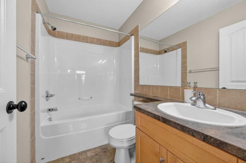 150 Everridge Common Sw, Calgary, AB - Indoor Photo Showing Bathroom