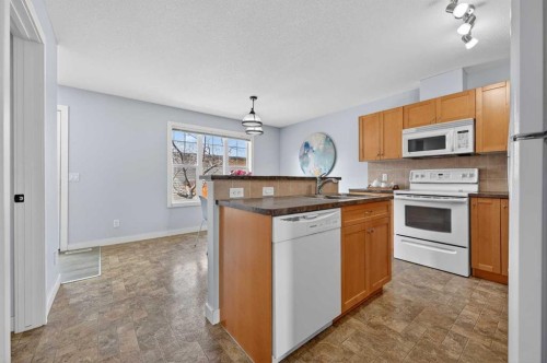 150 Everridge Common Sw, Calgary, AB - Indoor Photo Showing Kitchen