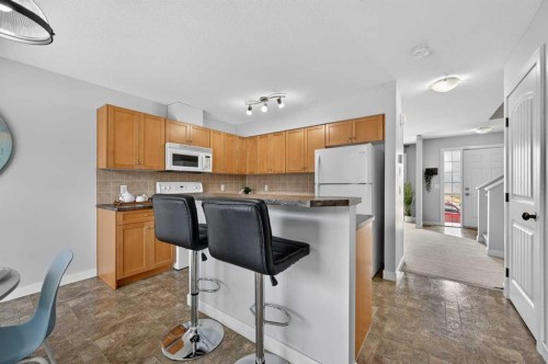150 Everridge Common Sw, Calgary, AB - Indoor Photo Showing Kitchen