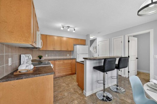 150 Everridge Common Sw, Calgary, AB - Indoor Photo Showing Kitchen