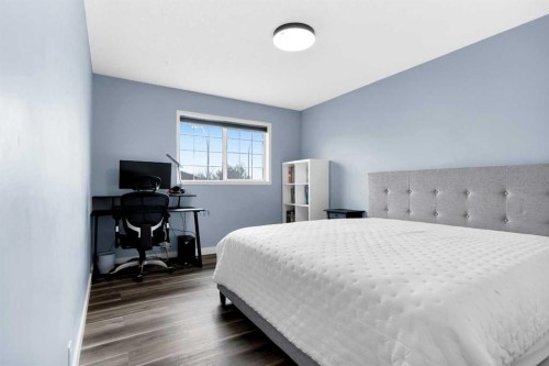 6 Douglas Woods Bay Se, Calgary, AB - Indoor Photo Showing Bedroom