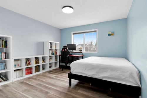 6 Douglas Woods Bay Se, Calgary, AB - Indoor Photo Showing Bedroom