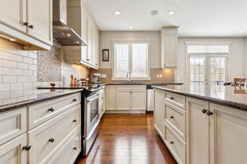 62 Ascot Crescent Sw, Calgary, AB - Indoor Photo Showing Kitchen With Upgraded Kitchen