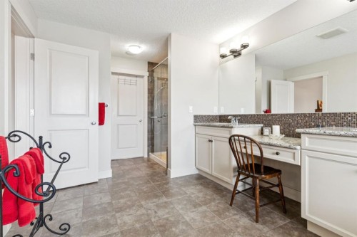 62 Ascot Crescent Sw, Calgary, AB - Indoor Photo Showing Bathroom