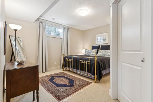 62 Ascot Crescent Sw, Calgary, AB - Indoor Photo Showing Bedroom
