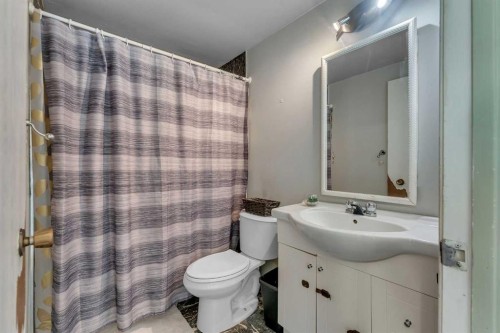 354 Aboyne Place Ne, Calgary, AB - Indoor Photo Showing Bathroom