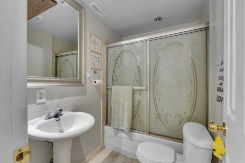 354 Aboyne Place Ne, Calgary, AB - Indoor Photo Showing Bathroom