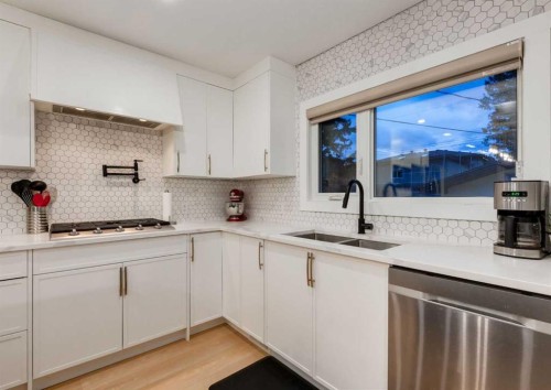4627 Verona Drive Nw, Calgary, AB - Indoor Photo Showing Kitchen With Double Sink