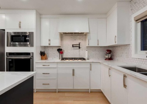 4627 Verona Drive Nw, Calgary, AB - Indoor Photo Showing Kitchen With Upgraded Kitchen
