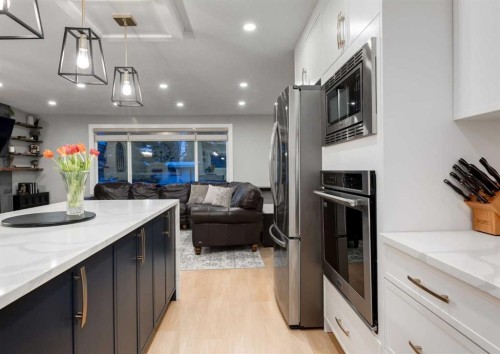 4627 Verona Drive Nw, Calgary, AB - Indoor Photo Showing Kitchen