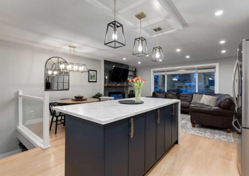 4627 Verona Drive Nw, Calgary, AB - Indoor Photo Showing Kitchen
