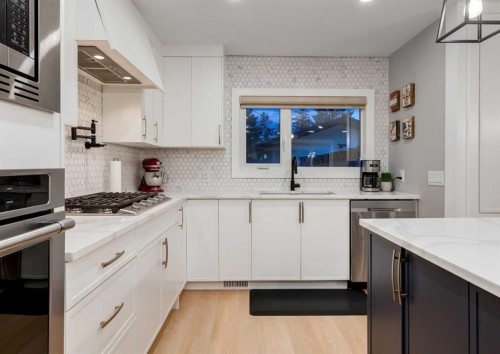 4627 Verona Drive Nw, Calgary, AB - Indoor Photo Showing Kitchen
