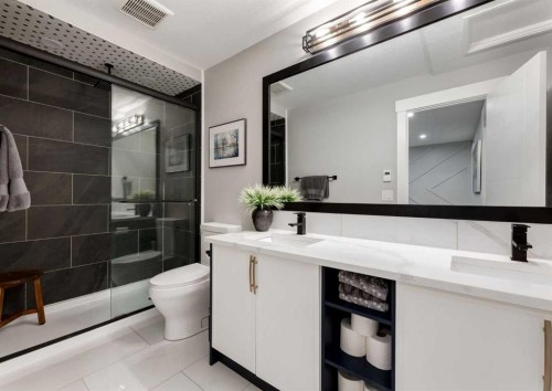 4627 Verona Drive Nw, Calgary, AB - Indoor Photo Showing Bathroom