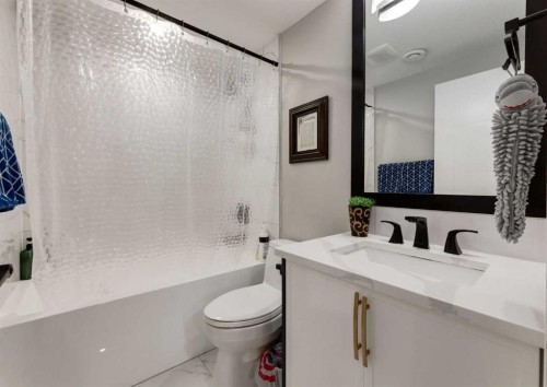 4627 Verona Drive Nw, Calgary, AB - Indoor Photo Showing Bathroom