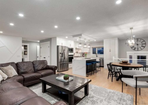 4627 Verona Drive Nw, Calgary, AB - Indoor Photo Showing Living Room