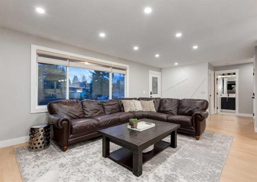 4627 Verona Drive Nw, Calgary, AB - Indoor Photo Showing Living Room
