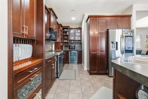 19 Saddleland Drive, Calgary, AB - Indoor Photo Showing Kitchen