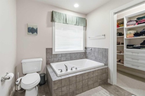 19 Saddleland Drive, Calgary, AB - Indoor Photo Showing Bathroom