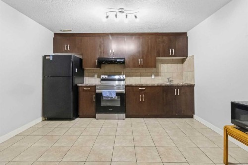 19 Saddleland Drive, Calgary, AB - Indoor Photo Showing Kitchen