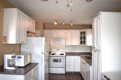 6348 Bowmont Crescent Nw, Calgary, AB - Indoor Photo Showing Kitchen