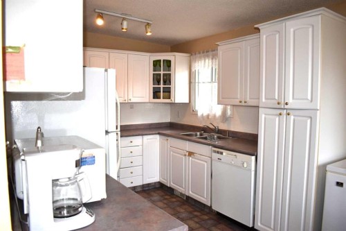 6348 Bowmont Crescent Nw, Calgary, AB - Indoor Photo Showing Kitchen With Double Sink