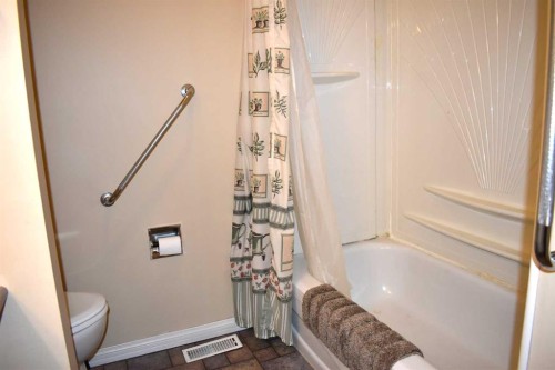 6348 Bowmont Crescent Nw, Calgary, AB - Indoor Photo Showing Bathroom