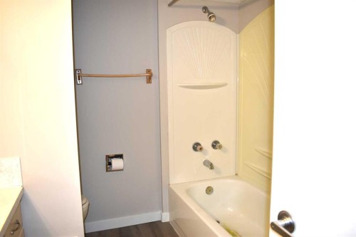 6348 Bowmont Crescent Nw, Calgary, AB - Indoor Photo Showing Bathroom