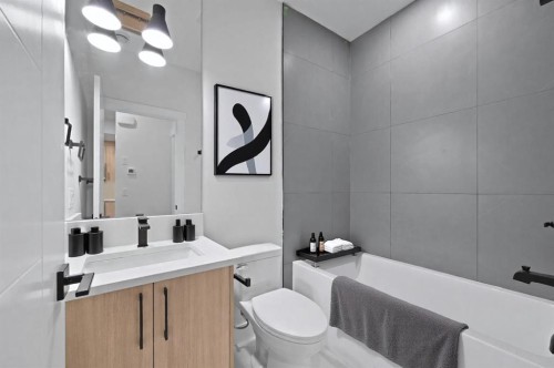 8112 Bowness Road Nw, Calgary, AB - Indoor Photo Showing Bathroom