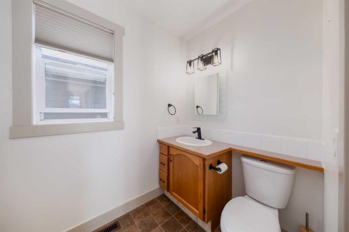 203 Cambridge Bay, Strathmore, AB - Indoor Photo Showing Bathroom