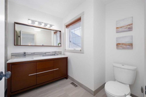203 Cambridge Bay, Strathmore, AB - Indoor Photo Showing Bathroom