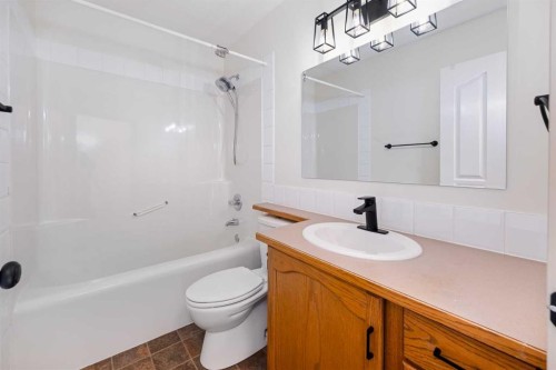 203 Cambridge Bay, Strathmore, AB - Indoor Photo Showing Bathroom