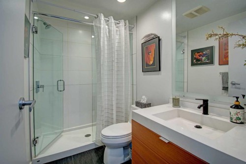 231-222 Riverfront Avenue Sw, Calgary, AB - Indoor Photo Showing Bathroom
