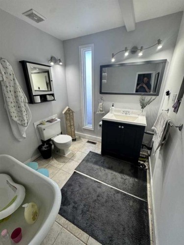 722 2 Avenue Nw, Calgary, AB - Indoor Photo Showing Bathroom