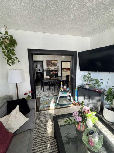 722 2 Avenue Nw, Calgary, AB -  Photo Showing Living Room