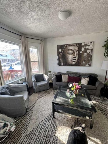 722 2 Avenue Nw, Calgary, AB - Indoor Photo Showing Living Room
