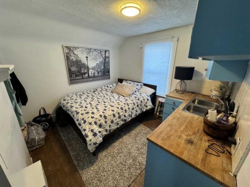 722 2 Avenue Nw, Calgary, AB - Indoor Photo Showing Bedroom