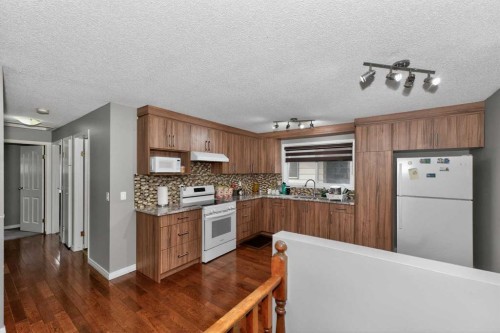 6910 26 Avenue Ne, Calgary, AB - Indoor Photo Showing Kitchen