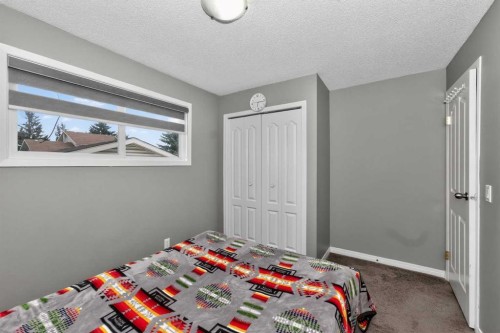 6910 26 Avenue Ne, Calgary, AB - Indoor Photo Showing Bedroom