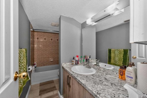 6910 26 Avenue Ne, Calgary, AB - Indoor Photo Showing Bathroom