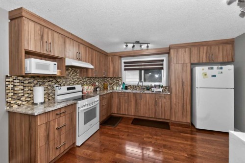 6910 26 Avenue Ne, Calgary, AB - Indoor Photo Showing Kitchen