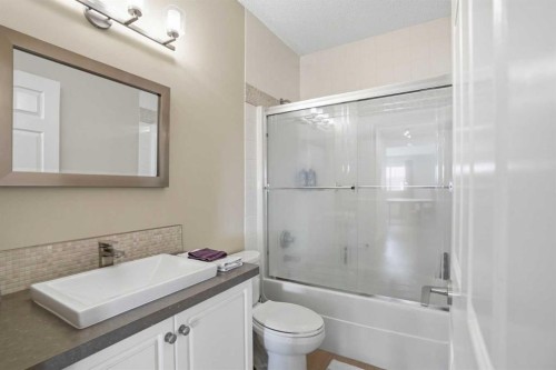 40 Eagleview Way, Cochrane, AB - Indoor Photo Showing Bathroom