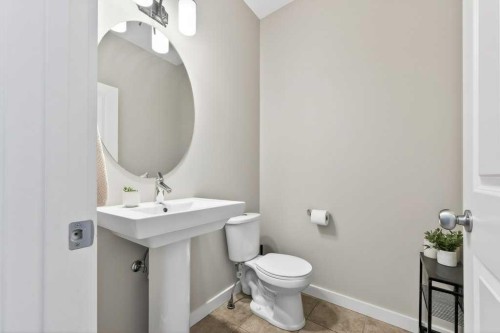 200 Kingston Way Se, Airdrie, AB - Indoor Photo Showing Bathroom