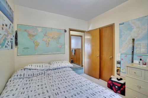 231 11A Street Ne, Calgary, AB - Indoor Photo Showing Bedroom